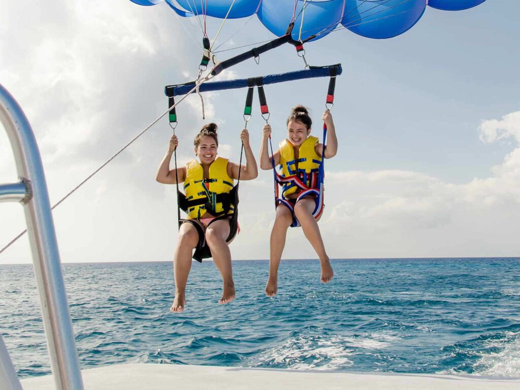 George Town, Grand Cayman parasailing