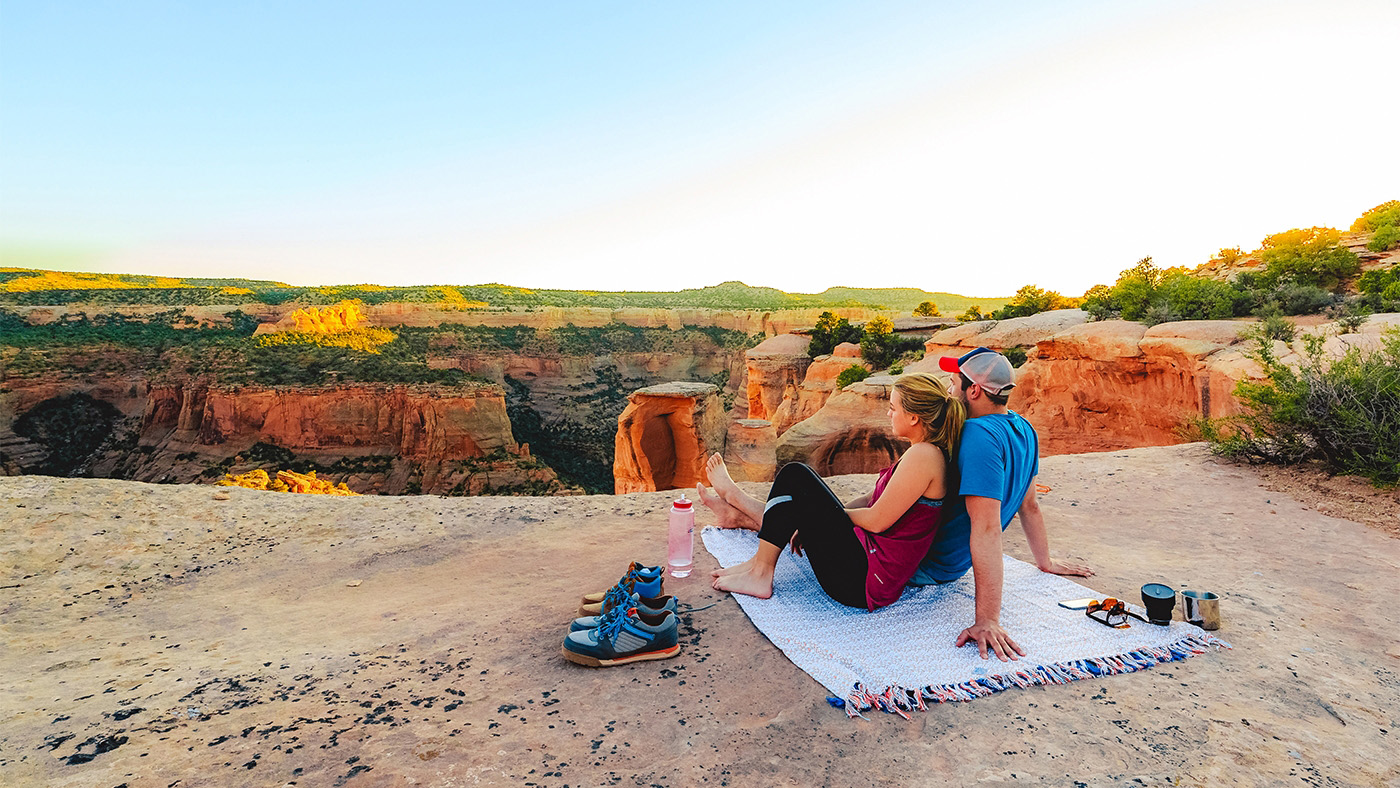 Young couple blanket overlooking Colorado, Rattlesnake Canyon