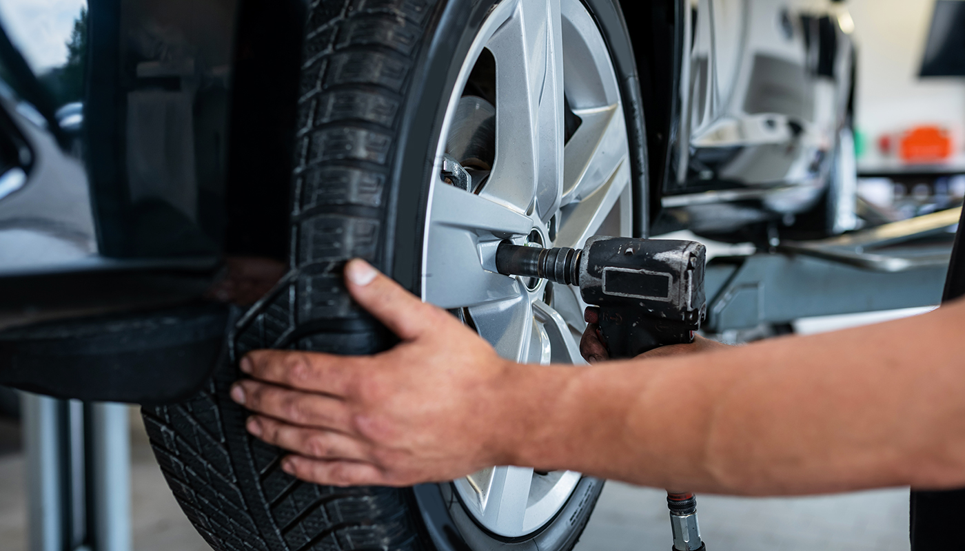 Mechanic changes a tire in a repair shop