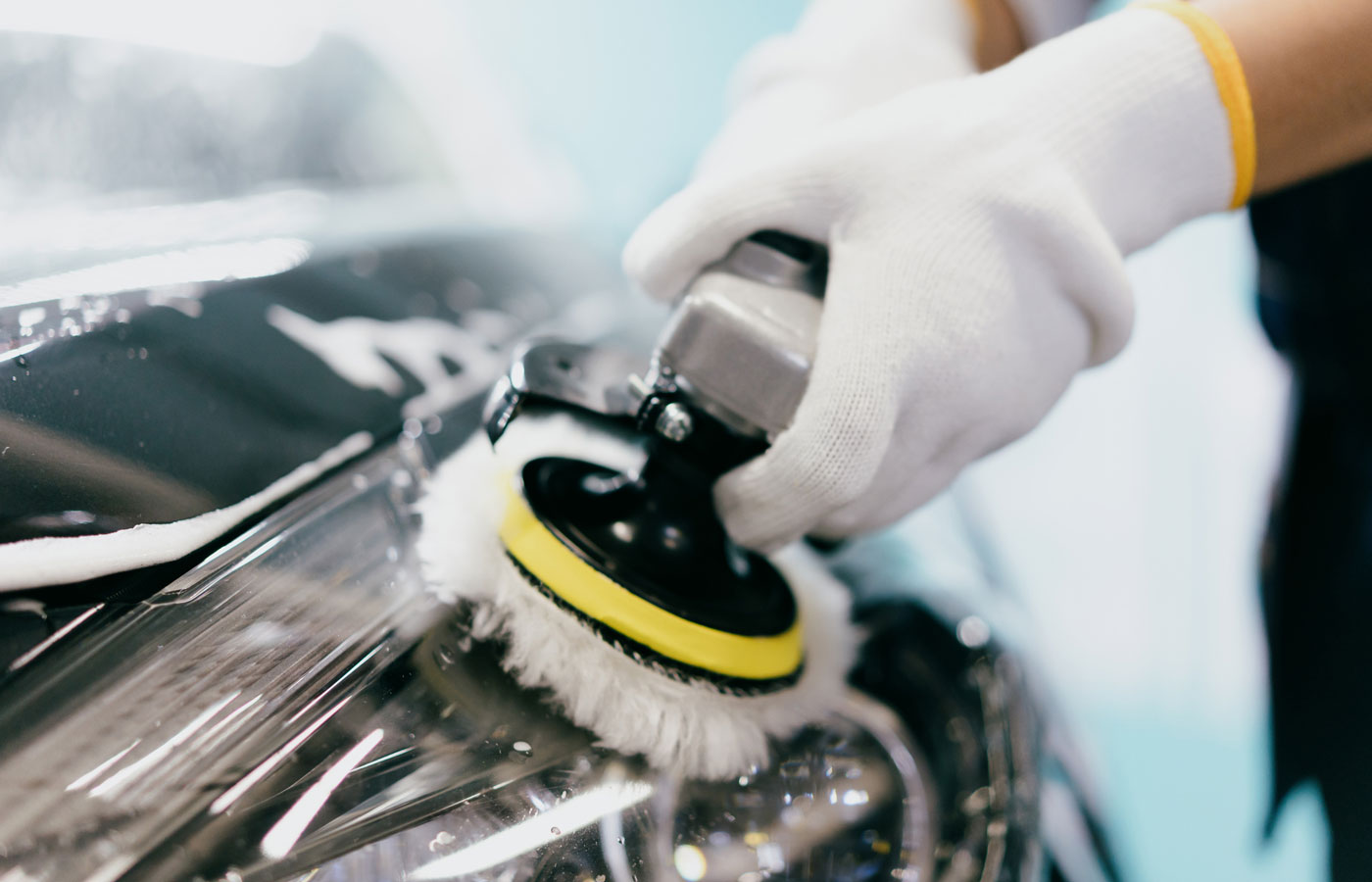 polisher restoring car headlights