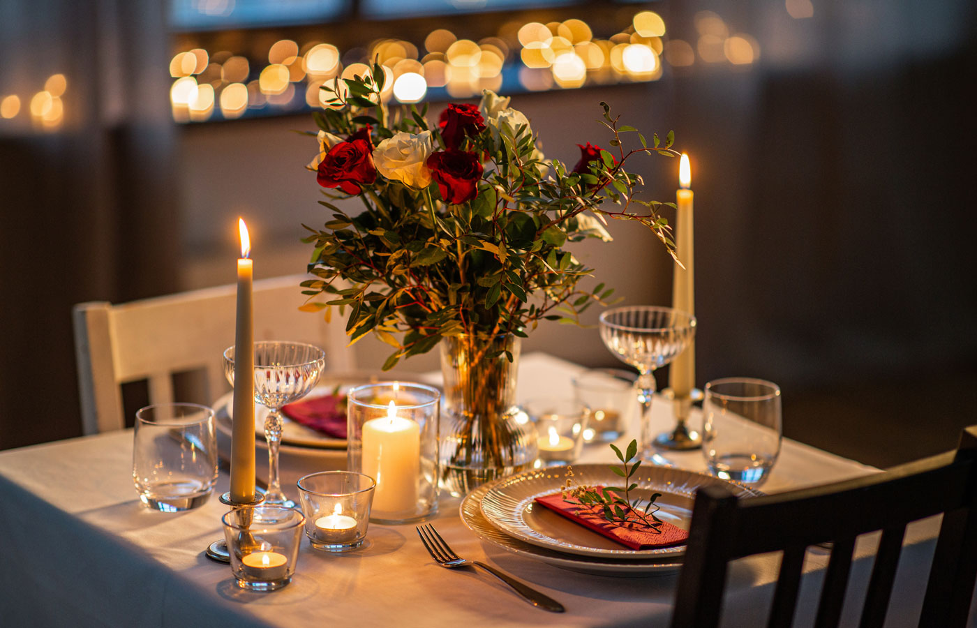 flower table serving for romantic dinner