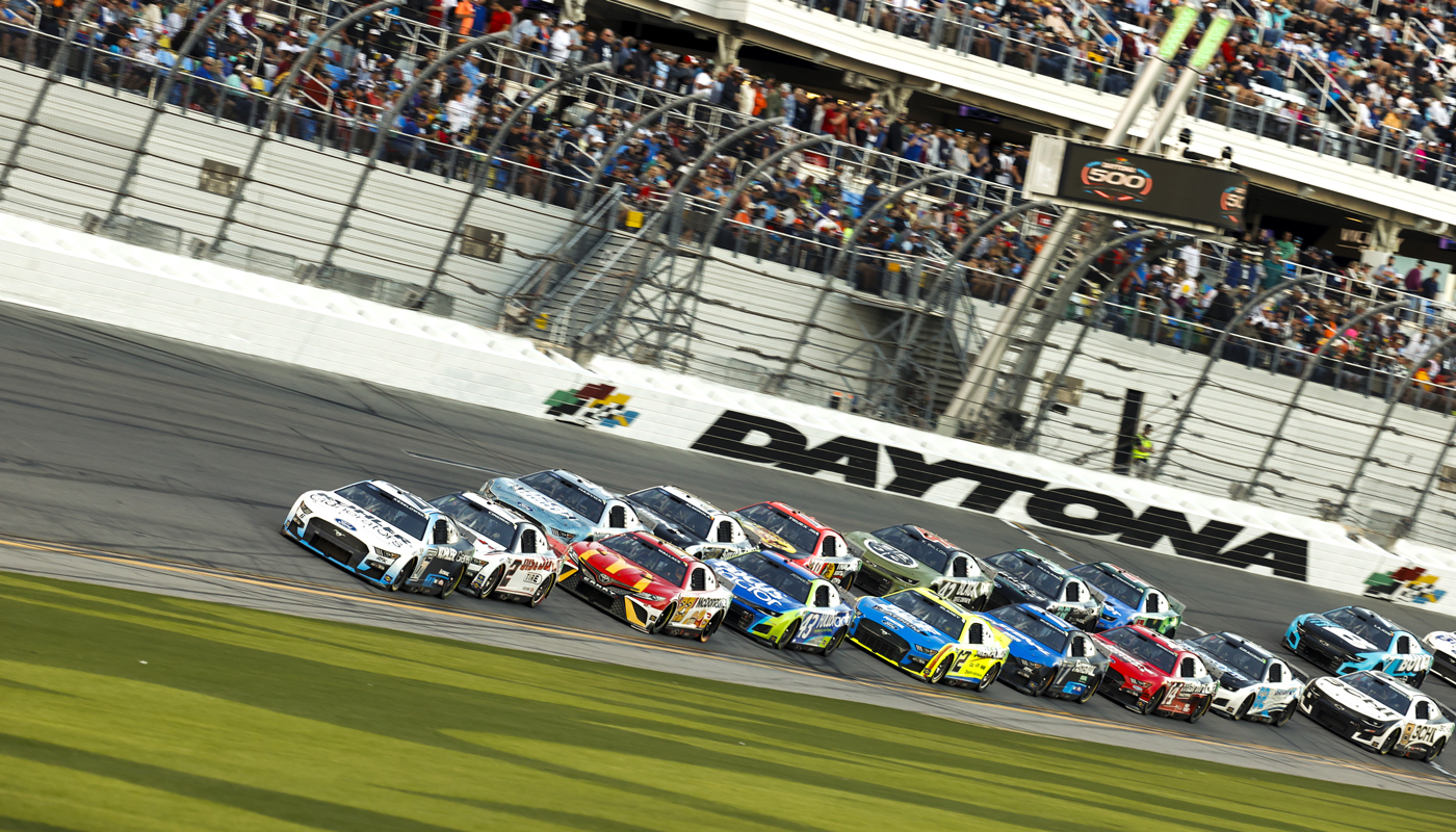 Cars starting to race at the Daytona 500 in Florida